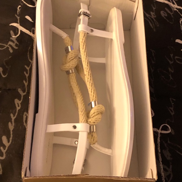 Michael KORS Knotted T-Strap Sandals - Picture 2 of 7